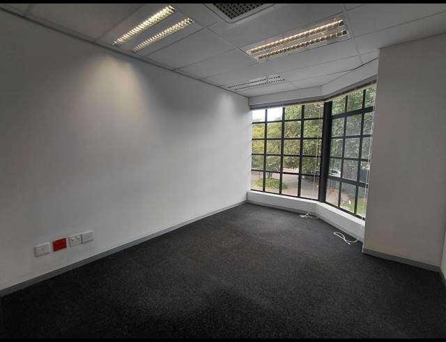 364M² OFFICE TO LET IN LYME PARK
